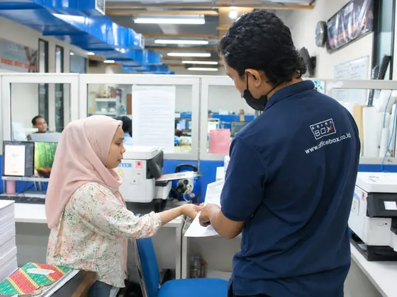 Teknisi Officebox membantu karyawan klien mengoperasikan printer