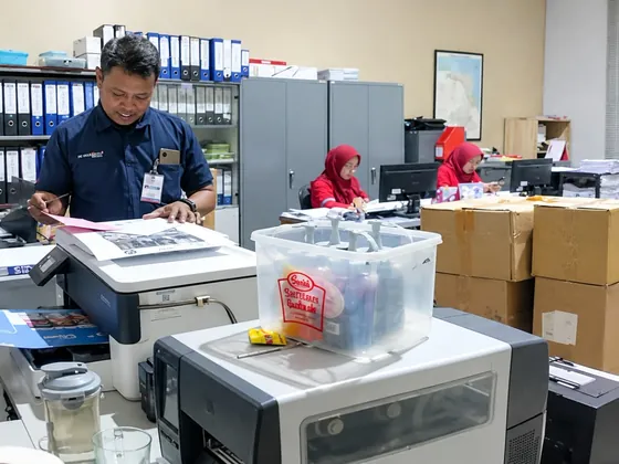 Teknisi Officebox memasang sistem infus tinta pada printer